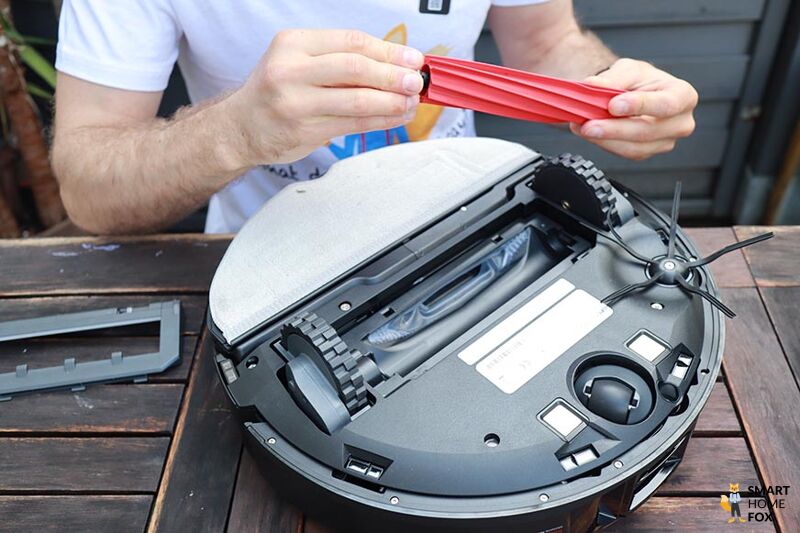 Die Gummibürste des Roborock S7 MaxV wird in den Händen gehalten.